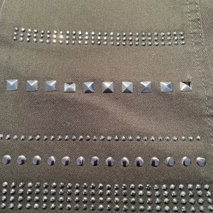 LEGGINGS / BYXOR - Grå byxor / leggings med nitar på framsidan och resår i midjan   Finns i Fredhäll