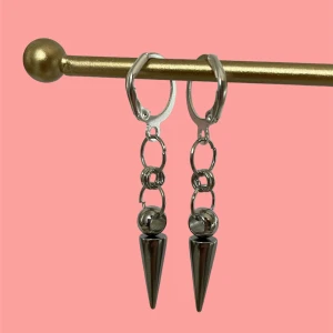 Jasmin earrings🐆 - Våra fina Jasmin earrings i silver🐆 2st för 110kr, 1 för 60kr⭐️ Finns i både silver ovh guld💗