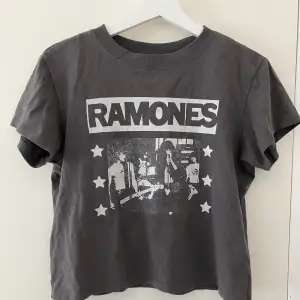 Säljer denna snygga t shirt från hm med tryck av Ramones på! Säljer den eftersom den inte kommer till andvändning, skriv om frågor!💗