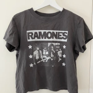 Ramones t shirt - Säljer denna snygga t shirt från hm med tryck av Ramones på! Säljer den eftersom den inte kommer till andvändning, skriv om frågor!💗