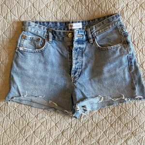 Jeans shorts zara - Denim shorts från zara! Använda men i gott skick! Va från början jeans som jag klippte av ✨