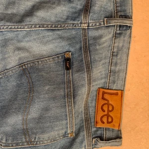 lågmidjade jeans - Jättesnygga lågmidjade jeans från ”Lee” har använts en del men har inga defekter👍🏼 Jättefina på och skriv för mer bilder👌🏼(står ingen storlek i jeansen men passar mig som är emellan M och L💕