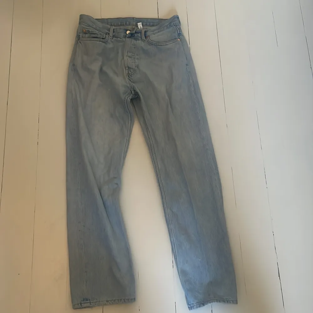 Weekday jeans i ljusblått. Storlek 30/32. Köpta för 600 kr på weekdays hemsida. 7/10 i skick. Använda men fortfarande gott skick, lite slitna i änden av byxorna, dvs där byxorna slutar nertill.. Jeans & Byxor.