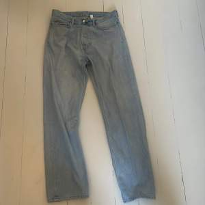 Weekday jeans i ljusblått. Storlek 30/32. Köpta för 600 kr på weekdays hemsida. 7/10 i skick. Använda men fortfarande gott skick, lite slitna i änden av byxorna, dvs där byxorna slutar nertill.