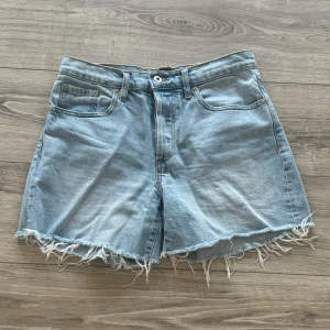 Shorts  - Högmidjade Knappar istället för gylf 