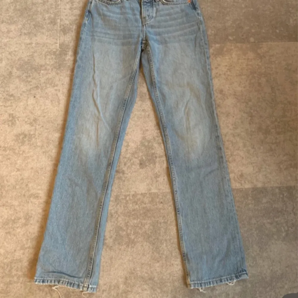 Blåa jeans i modellen icon från lager 157! Storlek Xxs men skulle säga att dem är mer som xs! Passar tyvärr inte längre då jag har storlek S. 💗 skriv om frågor! Första 2 bilderna är lånade just för jag inte får på mig byxorna! . Jeans & Byxor.