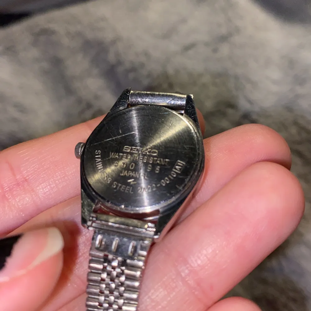 Superfin Seiko Quartz klocka som aldrig kommit till användning. Den var stannad när jag köpte den second hand, men TROR att det enda som behövs är ett nytt batteri. Skriv om du har mer frågor eller liknande💕🎀. Accessoarer.