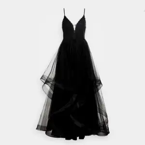 Säljer denna superfina balklänningen från Mascara! Klänningen har superfina volanger och glittrig topp💖Modellen på bilderna är 178 cm och har storlek 36. Jag är 166 och klänningen sitter bra på mig med😇 Klänningen finns på Zalando för mer info!
