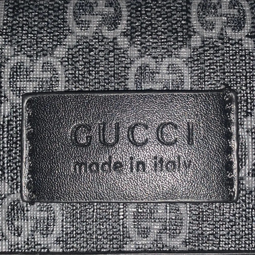 1:1 Gucci bag sönder på högra sidan och har sytt på vänstra men säljer billigt. Accessoarer.
