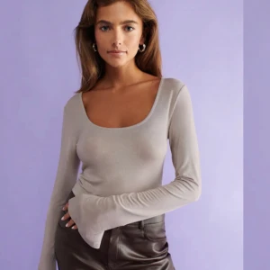 Två Soft touch tröja - Säljer dessa kända soft touch tröjorna med slits från Gina tricot i beige och grön. Säljer då jag aldrig använde de, lappen finns kvar på den beiga. Säljer båda för 150 eller en för 100☺️🫶🏼