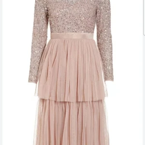 Delicate Sequin Tiered Midi Dress, färg Taupe - En midi sequin klänning ifrån Maya Deluxe. Storlek S, endast använd 1 gång. Nypris: 1299:- Färg: Taupe 