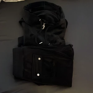 Juicy set  - Säljer min svarta juicy set i storlek xs Använda kanske 3 gånger, så de är som nya   Båda delarna 1250kr Kofta: 800 Byxor 800