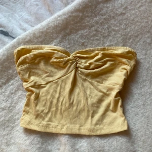 Tube topp - Super söt topp🤍 köpte förra sommaren och använt ungefär 2 gånger sedan dess.   💛🌼