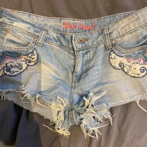 Söta jeans Shorts - Säljer dessa söta lågmidjade jeans shorts med broderade fickor💕 Strl. S. Priset kan diskuteras🤍