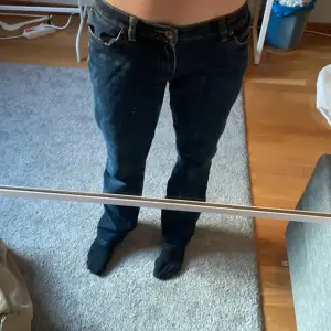 Låhmidjade, straight jeans som är köpta här på Plick men som inte föll mig i smaken. De passar däremot mig som är 166 perfekt i längden. Jeansen är i bra skick och pris kan diskuteras!!