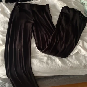 Byxor - Mjukis byxor i topp skick som är bootcut och lågmidjade. Passar mig som är 166 perfekt i längden!!