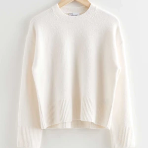 &OtherStories Vit stickad tröja - Säljer denna tröja då den inte används, köptes för 1 månad sen och är endast använd vid 2 tillfällen. Köptes för 500kr på hemsidan