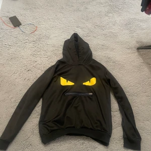 Fendi hoddie - Säljer min svarta Fendi hoddie då den e för liten på mig, väldigt bra skick och pris kan diskuteras, stl xs men passar även S ganska bra 
