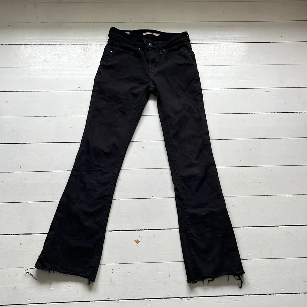 Stockholmsstil bootcut jeans,är i bra skick, säljer för de har blivit för små. Har klippt av byxorna på längden så de är ca 90 cm långa.🥰. Jeans & Byxor.