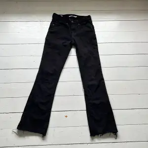 Stockholmsstil bootcut jeans,är i bra skick, säljer för de har blivit för små. Har klippt av byxorna på längden så de är ca 90 cm långa.🥰