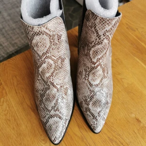 Stövlett - Stövlett i läder storlek 40, klackhöjd 9cm. Märke Agnes Cecilia (säljs av Ellos).  Endast provade inomhus.