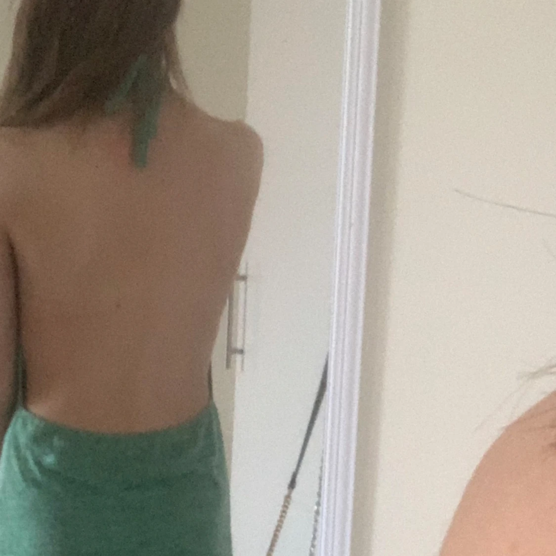 Grön klänning med öppen rygg - 1