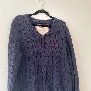 Morris v-ringad sweatshirt - Säljer denna Morris sweatshirt då den är för stor. Bra skick och stilren tröja som passar perfekt över en skjorta.  Pris kan diskuteras vid snabb affär