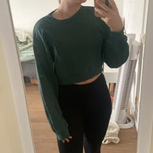 Mörkgrön kort sweatshirt  - Cropad sweatshirt från H&m i storlek xxs. Använd men i mycket bra skick. 