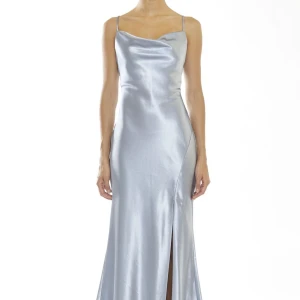 Balklänning - Säljer denna balklänning åt en kompis som är använd 1 gång. Lite sliten på insidan, längst ned - men inget man tänker på! Lång för henne som är 165cm, så passar folk som är längre med. Skriv för fler bilder. Står ej för frakt❣️Pris kan disskuteras!!