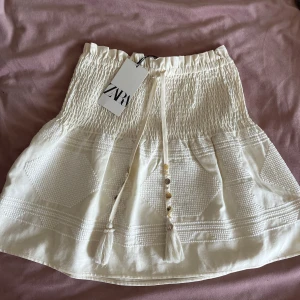 Zara kjol xs - Kjolen är helt oanvänd, endast testat en gång. Den säljs längre men var väldigt efterfrågat förr.💕 nypris:399kr, säljer för 200 kr!