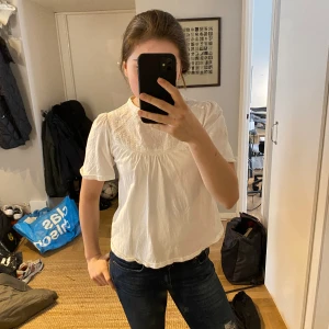 Jätte fin somrig blus  - En jätte fin blus med jätte fina detaljer! Bra skick inte använt så mycket 