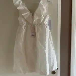Helt ny klänning från bubbelroom, helt oanvänd med prislapp kvar.