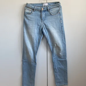 Asos ljusblåa jeans - Ljusblå blekta jeans från asos i väldigt bra skick. Snygga till sommaren.  Storlek W26 L30  Hör av er om ni har några frågor 
