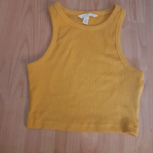 Linne  - Ett oranget litet linne i nyskick har använts max en gång då den var för liten när jag beställde den. 