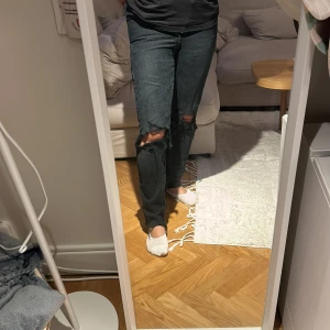 Svarta Levis jeans med hål 501 - Fint skick! 