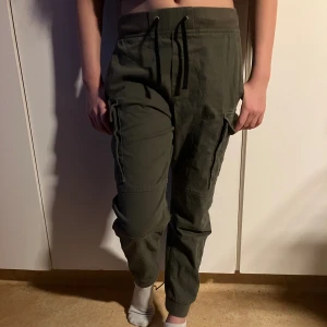 Bekväma cargobyxor - Både pojkar och flickor kan ha denna vara. Modellen är lite stor för byxorna.  Dom är väldigt bekväma och i bra skick  