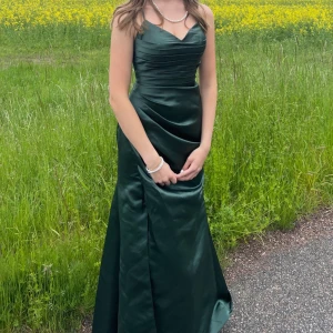 Balklänning - Säljer nu min balklänning från JJ’sHouse! Köptes för 1500kr i färgen jägargrön. Klänningen är i fint skick och supersnygg på🥰skriv för mått osv!