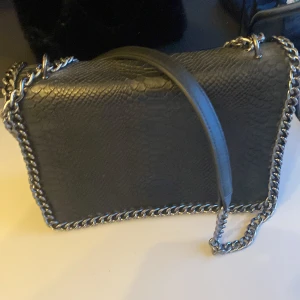 Handväska  - Svart handväska, använd några gånger, bra skick nypris:250 