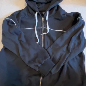 Svart kofta - Denna kofta säljer jag eftersom den inte passa på mig. Bra kvalitet. 