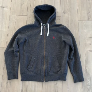 Ralph lauren zip up  - Ralph lauren tröja i fint skick. Storlek M, nypris 2000