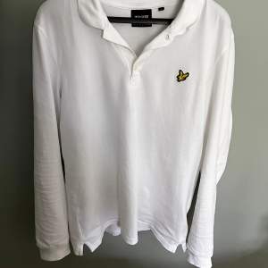 Säljer en långärmad piké av märket Lyle and Scott. Knappt använd. Betalning via Swish. Köparen står för frakt.