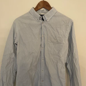 NN07 skjorta  - Large, liten dock sitter som en medium Bra skick  Nypris 1300