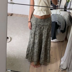 Långkjol - Superfin mönstrad långkjol som är lite kort på mig skulle säga att den passar någon som är 165 och under❤️