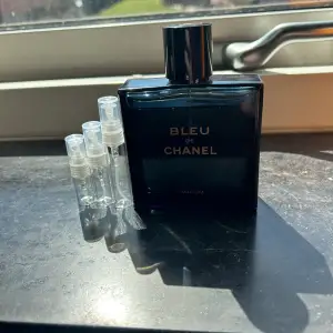 Säljer samples på min Bleu de Chanel Parfum. En undebar fräsh och maskulin doft som alltid går att använda året om.  Säljer i följande storlekar och priser: 2ml 70kr / 3ml 100kr / 5ml 140kr