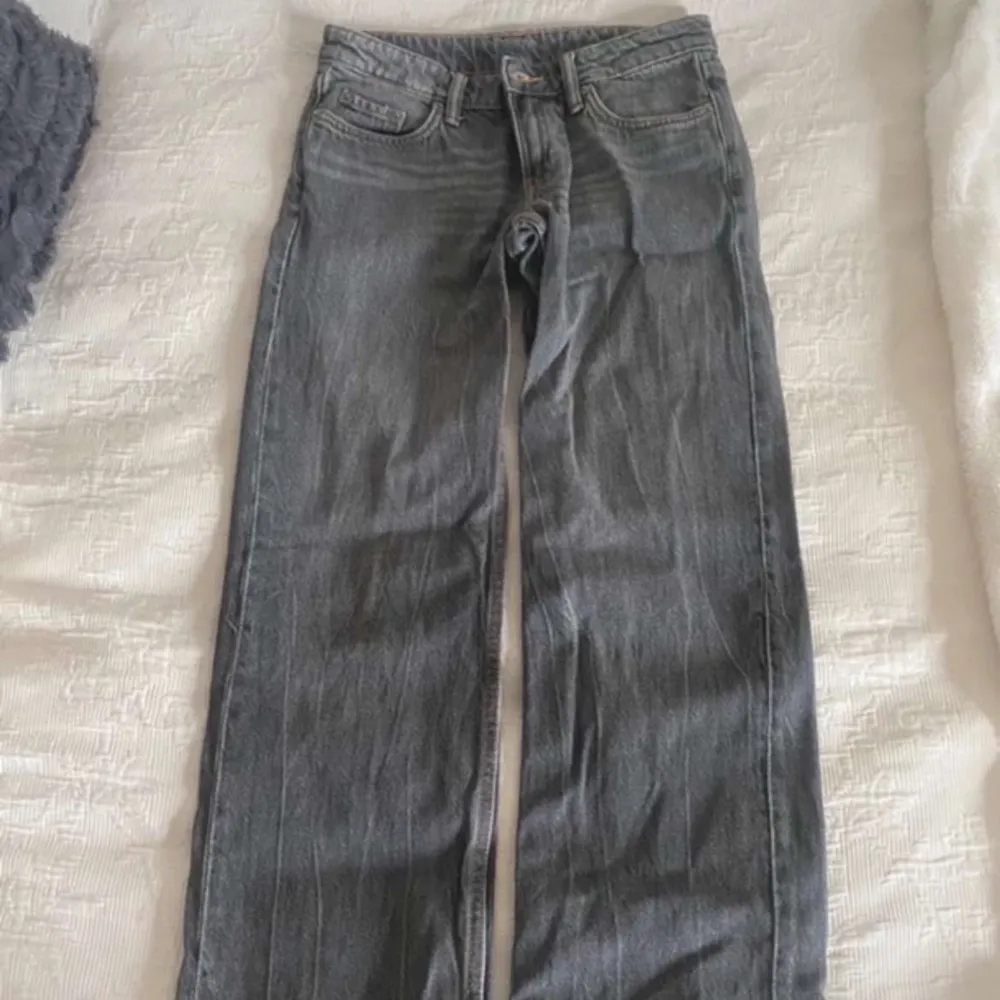 2 Arrow jeans från weekday   Endast använda få gånger Storlek: 24/30 på bägge 💙🩵🩶 400kr för bägge  TRYCK EJ PÅ KÖP NU UTAN LÄGG PRISFÖRSLAG‼️‼️. Jeans & Byxor.