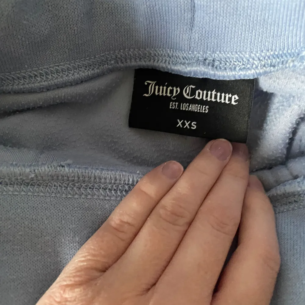 Juicy couture del ray pants i färg powder blue 🩵använda några gånger men väldigt gott skick! Jag är 160 cm 💘. Jeans & Byxor.
