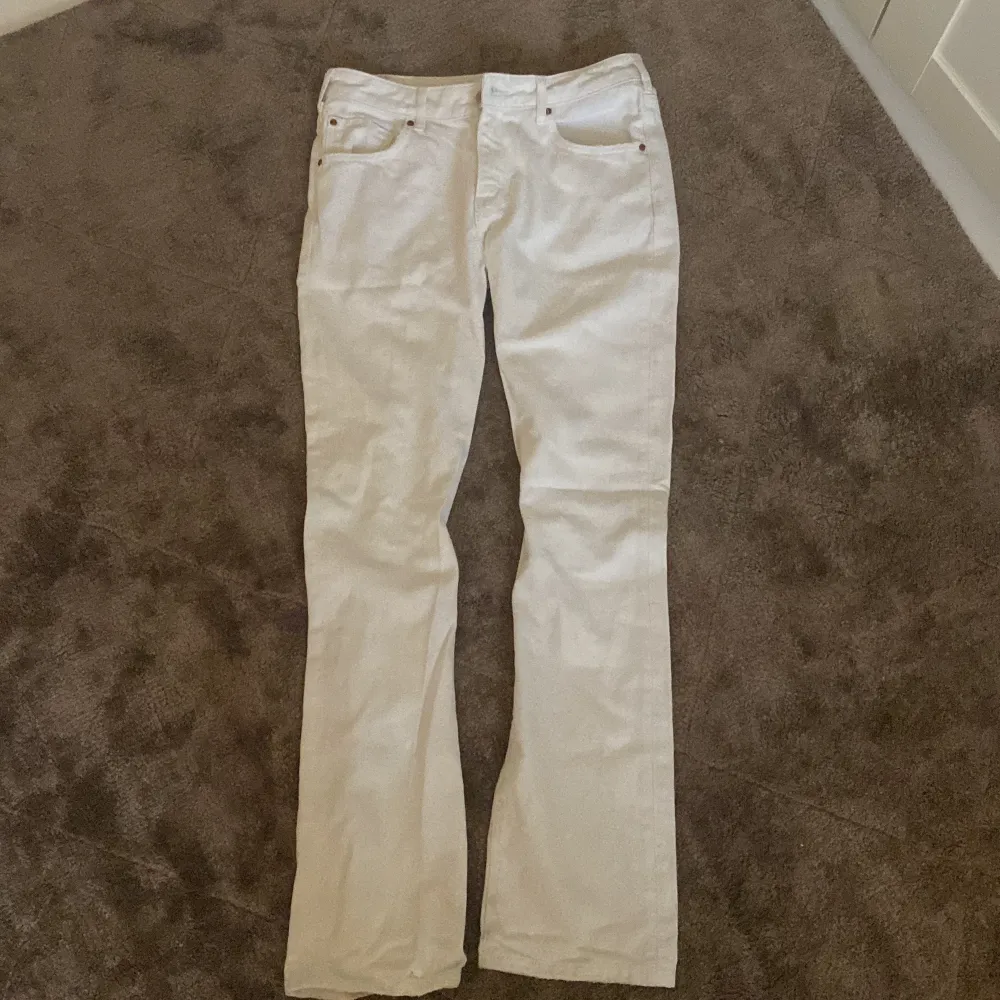 Lågmidjade vita jeans. Aldrig använda då det är lite förstora för mig. . Jeans & Byxor.