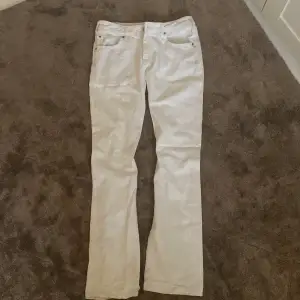 Lågmidjade vita jeans. Aldrig använda då det är lite förstora för mig. 