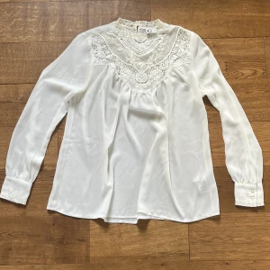 Blus med spets - Så fin blus med broderi och spets. Lite missfärgad vid spetsen därav priset🤍men inget som syns jättetydligt 