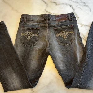Jeans - Säljer mina jeans jag köpte här på Plick då den inte passade mig, de är i mycket bra skick och väldigt fina! (Lånad bild)